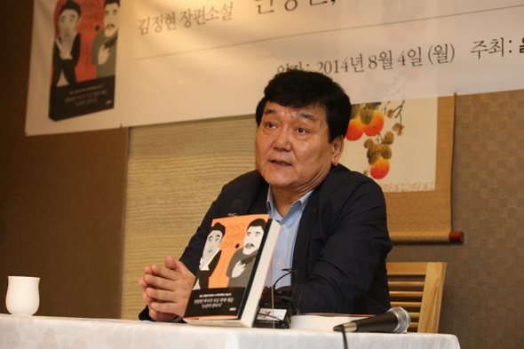 베스트셀러 소설 <아버지>의 작가 김정현씨가 신작 소설 <안중근, 아베를 쏘다>를 내놨다. 4일 낮 기자간담회에서 김 작가는 “외교 문제가 되어서라도 이 책의 메시지가 아베에게 전달되었으면 한다”고 말했다.
류우종 기자 wjryu@hani.co.kr