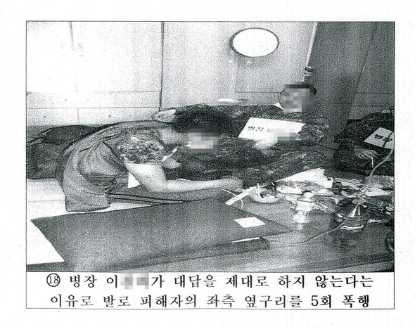 ‘윤 일병 집단 구타 사망 사건’과 관련해, 군 헌병대가 윤 일병 사망 닷새 뒤인 4월11일 실시한 ‘현장 검증’ 사진. ‘윤 일병 집단 구타 사망 사건’과 관련해, 군 헌병대가 윤 일병 사망 닷새 뒤인 4월11일 실시한 ‘현장 검증’ 사진.