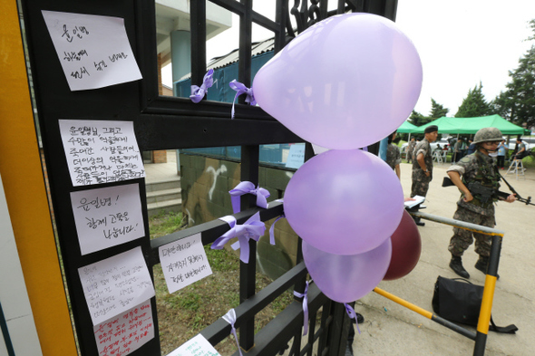 육군 28사단 윤 일병 폭행사망사건 재판이 열린 5일 오전 경기 양주시 28사단 군사법원 정문에 군인권센터 법정감시 시민버스를 타고 온 시민들이 매달아 놓은 윤 일병 추모와 군인권 개선을 촉구하는 보라색 쪽지와 풍선이 붙어 있다. 양주/김태형 기자 xogud555@hani.co.kr