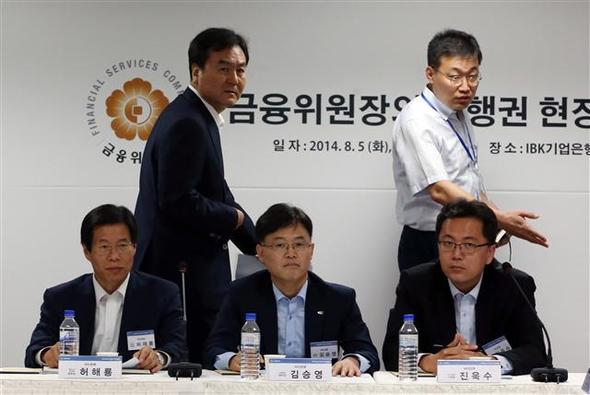 신제윤 금융위원장(뒷줄 왼쪽)이 5일 오후 서울 을지로 아이비케이(IBK)기업은행에서 열린 은행권 현장 간담회에 참석해 자리로 향하고 있다. 연합뉴스