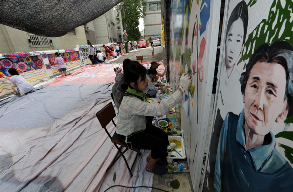 ‘8·14 세계 일본군 위안부 기림일’을 앞두고 5일 오후 서울 마포구 성산동 전쟁과여성인권박물관 들머리에서 자원봉사자들이 ‘평화와 인권’이란 주제로 벽화를 그리고 있다. 사진에서 오른쪽이 위안부 피해자인 고 김학순 할머니와 고 김상희 할머니. 이종근 기자 root2@hani.co.kr