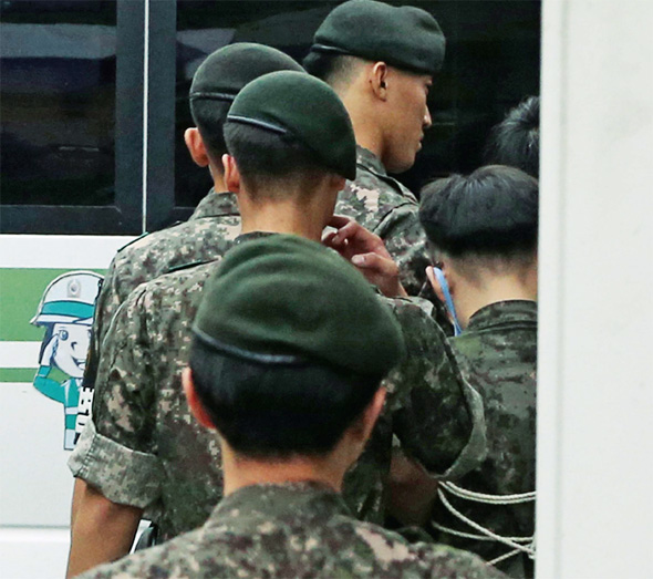 육군 28사단 윤아무개 일병 폭행사망사건의 가해 병사들이 5일 오전 경기도 양주시 은현면 28사단 보통군사법원에서 열린 재판이 끝난 뒤 호송버스로 이동하고 있다. 양주/김태형 기자 xogud555@hani.co.kr