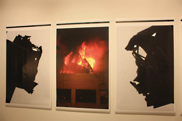 노순택 사진가의 ‘남일당 디자인올림픽’ 연작 중 일부(왼쪽). 2009년 1월 서울 용산참사 당시 불타는 남일당 건물과 참사 뒤 불탄 건물의 철골 잔해 세부를 찍은 것이다. 