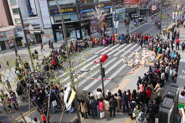 봄과 가을 축제 기간이 아닌 8월과 9월에도 한바탕 신나는 거리공연들이 펼쳐진다. 서울문화재단이 마련한 거리예술 프로그램의 하나인 신촌 연세대로의 거리공연. 서울문화재단 제공