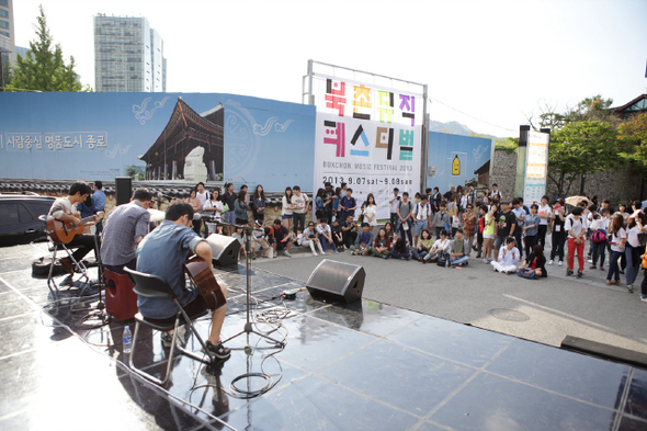 한옥마을 일대에서 벌어지는 북촌뮤직페스티벌 거리공연.  북촌뮤직페스티벌 제공