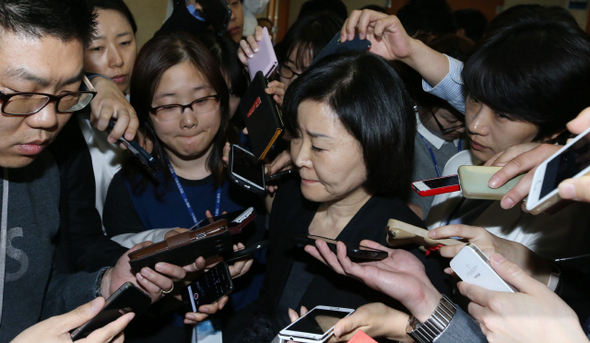 권은희 새누리당 의원이 지난 4월22일 국회 정론관에서 세월호 실종자 가족을 ‘선동꾼’이라고 비난하는 내용을 자신의 페이스북에 올린 것과 관련해 사과한 뒤 회견장을 나서며 기자들의 질문을 받고 있다. 이정우 선임기자 woo@hani.co.kr