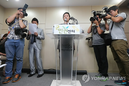 임태훈 군인권센터 소장이 7일 오전 서울 영등포 군인권센터에서 ‘윤 일병 폭행사망 사건’ 관련 긴급 2차 브리핑을 하고 있다.(서울=연합뉴스)