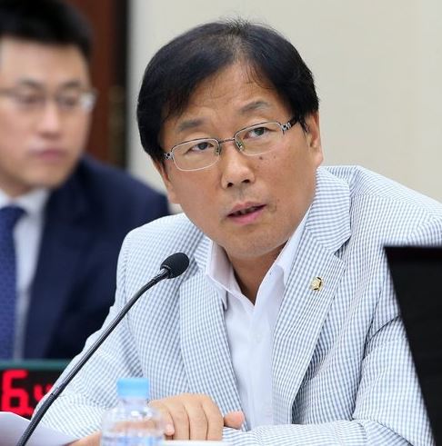 새정치민주연합 윤후덕 의원이 4일 국회 국방위원회에서 진행된 윤모일병 폭행치사 사건 관련 긴급 현안질의에서 질의하고 있다. 2014.8.4/연합뉴스