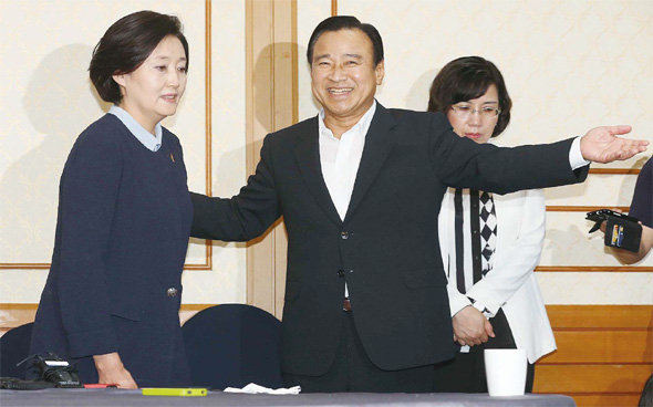 <b>담판 전후 ‘극과 극’</b> 이날 오후 여야 원내대표가 특별법 처리에 합의한 뒤 이 원내대표가 밝은 표정으로 박 원내대표를 안내하며 회견장을 나서고 있다. 이정우 선임기자 woo@hani.co.kr