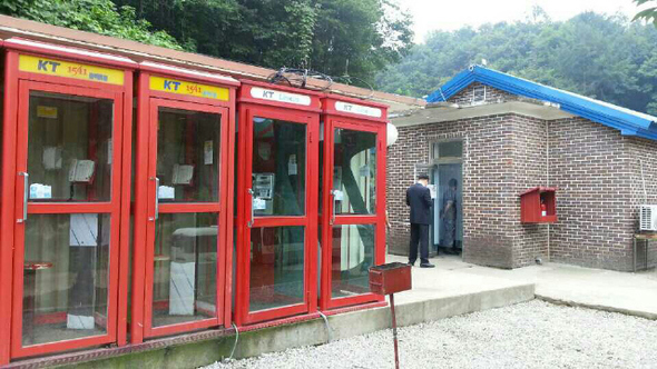육군 28사단 윤아무개 일병이 주로 폭행을 당했던 의무반 출입구와 ‘생명의 전화’가 있는 전화부스는 불과 2~3m 정도 떨어져 있을 뿐이다. 그럼에도 윤 일병의 폭행을 목격한 병사들 가운데 신고한 이는 아무도 없었다. 안규백 새정치민주연합 의원실 제공