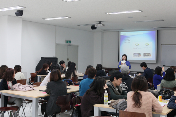 대한민국여행작가협동조합 이사장 이동미씨가 ‘나도 여행작가가 될 수 있다’ 수업을 진행하고 있다. 대한민국여행작가협동조합 제공
