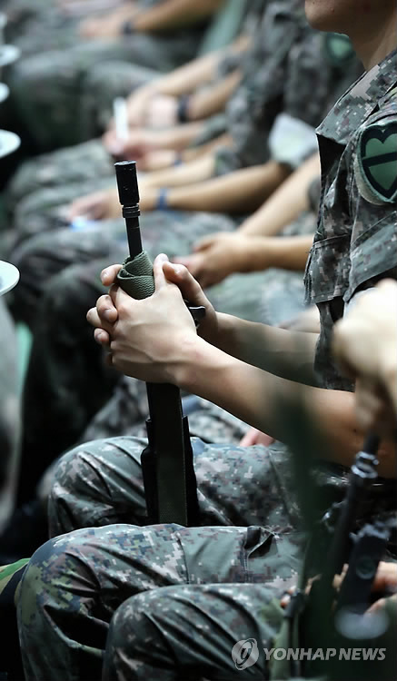 8일 실시된 ‘전군특별인권교육’에서 장병들이 인권교육을 받고 있다. 연합뉴스