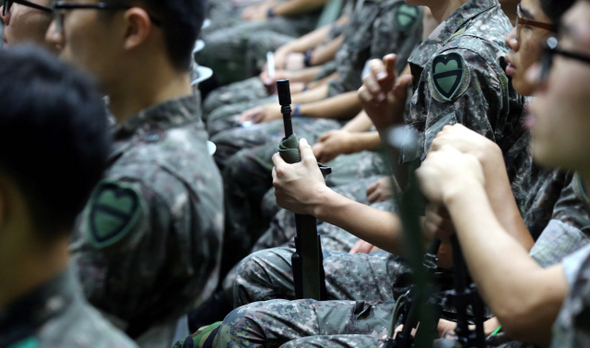 8일 육군 30기계화보병사단 장병들이 특별인권교육을 받고 있다. 전국의 각급 부대는 한민구 국방부 장관의 특별지시로 지위고하를 막론하고 전 장병이 참여하는 특별인권교육을 실시했다. 2014. 8. 8. /사진=사진공동취재단