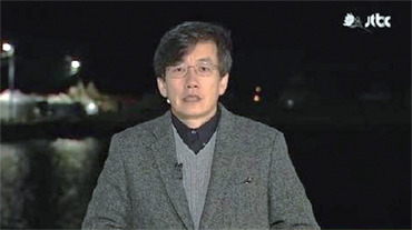 JTBC ‘뉴스 9’의  손석희 앵커가 진도 팽목항 현장에서 뉴스를 진행하고 있다. JTBC 화면 캡처