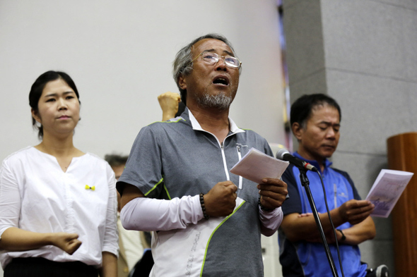 세월호 사고로 숨진 단원고 이승현군의 아버지 이호진(가운데)씨와 고 김웅기군의 아버지 김학일(오른쪽)씨가 14일 오후 대전 유성구 봉명동 유성성당에서 열린 ‘세월호 작은 음악회-길 위에서’ 행사에서 <님을 위한 행진곡>을 부르고 있다. 이 음악회는 세월호 특별법 제정을 촉구한 800㎞ 도보순례의 마무리를 기념해 열렸다. 대전/김명진 <한겨레21> 기자 littleprince@hani.co.kr