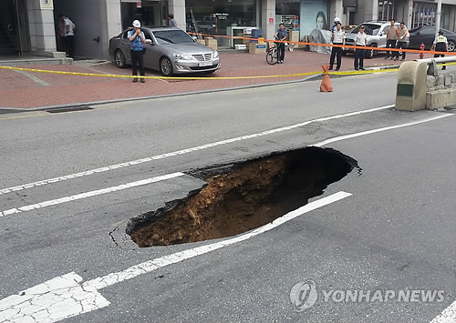 5일 서울 석촌지하차도 앞에서 발생한 싱크홀. 연합뉴스