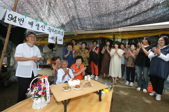 14일 위안부 피해자 공점엽 할머니의 아흔 네 번째 생신을 ‘공점엽 할머니와 함께하는 해남 나비’ 회원들이 축하해주고 있다. 이정아 기자