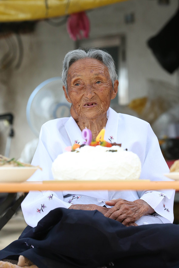 14일 위안부 피해자 공점엽 할머니의 아흔 네 번째 생신을 ‘공점엽 할머니와 함께하는 해남 나비’ 회원들이 축하해주고 있다. 이정아 기자