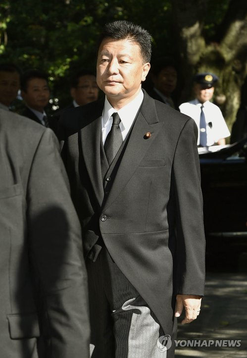 일본 아베 내각 각료들이 한국의 광복절이자 일본 패전일인 15일 과거 군국주의의 상징적 시설인 야스쿠니(靖國) 신사에 참배했다.   신도 요시타카(新藤義孝) 총무상이 이날 오전 참배를 위해 도쿄 지요다(千代田)구 소재 야스쿠니 신사를 방문한 모습.(도쿄 교도=연합뉴스)