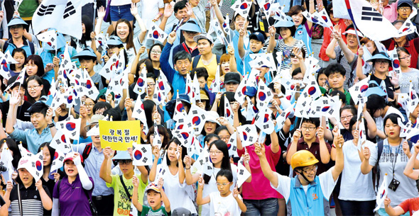 15일 낮 서울 종로 보신각에서 열린 광복절 69돌 기념 타종식에서 시민들이 만세 삼창을 하고 있다.  김태형 기자 <A href="mailto:xogud555@hani.co.kr">xogud555@hani.co.kr</A>