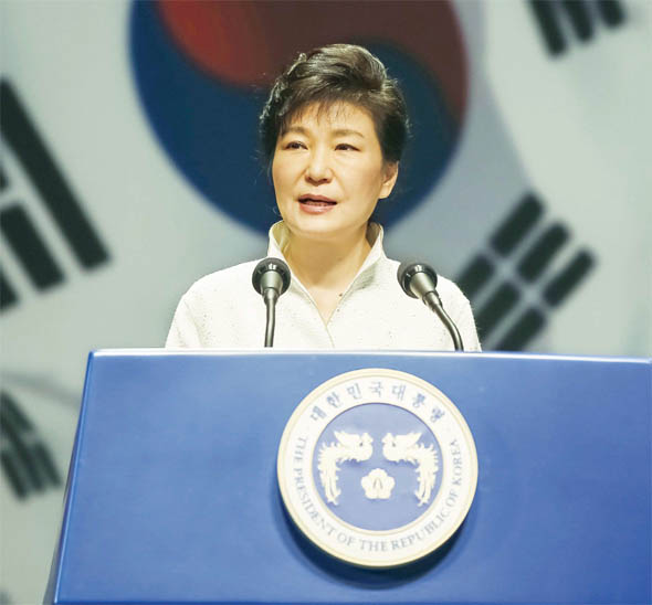 박근혜 대통령이 지난해 8월15일 오전 서울 종로구 세종문화회관에서 열린 ‘제69주년 광복절 경축식’에서 경축사를 하고 있다. 청와대사진기자단