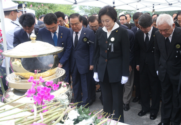 새정치민주연합 박영선 국민공감혁신위원장(맨 앞 가운데)과 김한길, 안철수 전 대표 등 소속 의원과 당직자들이 김대중 전 대통령 5주기인 18일 오전 서울 동작구 국립서울현충원 김대중 전 대통령 묘소에서 참배하고 있다. 이정우 선임기자 woo@hani.co.kr