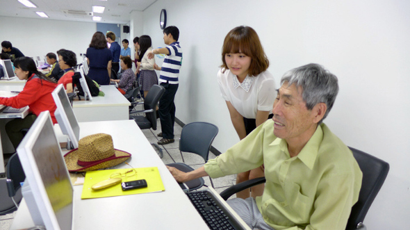 시립대 총학생회가 주최한 ‘지역주민을 위한 스마트폰ㆍPC교실’ 수업의 한 장면. 서울시립대 제공