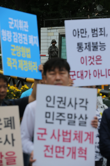 전국공무원노동조합·전국교직원노동조합 등 58개 사회단체가 연합한 ‘민주적 사법개혁 실현을 위한 연석회의’ 회원들이 18일 오전 서울 용산구 국방부 앞에 모여 최근 윤 일병 폭행사망 사건과 관련해 군내 인권침해와 범죄행위를 규탄하고, 폐쇄적인 군사법체계의 개편을 촉구하고 있다.  김태형 기자 xogud555@hani.co.kr
