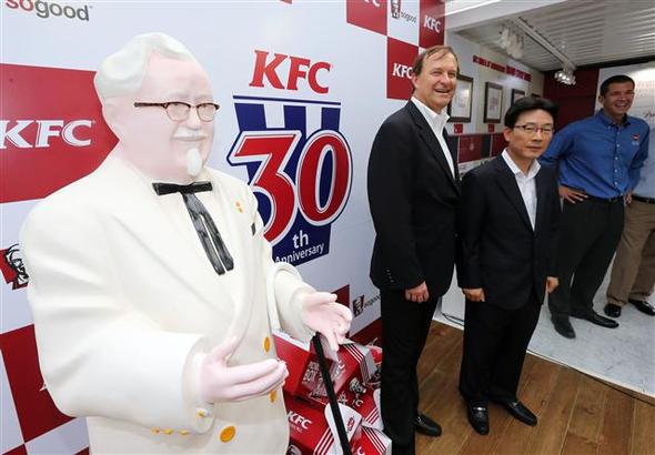 패스트푸드 업체 케이에프시(KFC)의 한국 진출 30주년을 기념해 한국을 찾은 미국 외식업체 ‘얌브랜드’의 로저 이튼(왼쪽) 케이에프시 부문 사장이 18일 서울 강남구 역삼동에 마련된 ‘케이에프시 브랜드 스토리 하우스’에서 참석자들과 기념사진을 찍고 있다. ‘얌브랜드’는 피자헛과 타코벨 등 브랜드를 보유한 미국계 글로벌 외식기업이다.
 연합뉴스