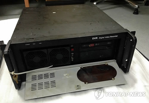 세월호 사고해역에서 수습한 영상저장장치(DVR) (연합뉴스 자료사진)