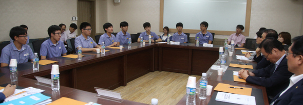 서울시의회 교육위원회 소속 의원들(오른쪽)이 19일 오전 서울 강동구 고덕동에 자리한 자율형사립고인 배재고등학교를 찾아  학생들과 간담회를 하고 있다. 이들은 앞서 학부모들과 만나 서울시교육청의 자사고 재지정 평가 등에 대한 의견을 들었다.  신소영 기자 viator@hani.co.kr