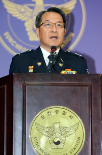 백승호 전남지방경찰청장이 19일 오후 전남 순천경찰서 회의실에서 유병언 변사사건 관련 수사결과를 발표하고 있다. 경찰은 ”유병언의 사망이 범죄에 기인한 것이라 판단할 단서나 증거가 발견되지 않았다”고 밝혔다. 연합뉴스