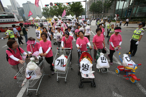 20일 오후 서울광장에서 열린 식량주권 실현을 위한 전국여성농민대회에서 참가자들이 ‘쌀 전면 개방 반대’를 외치며 행진하고 있다.  이정용 선임기자 lee312@hani.co.kr