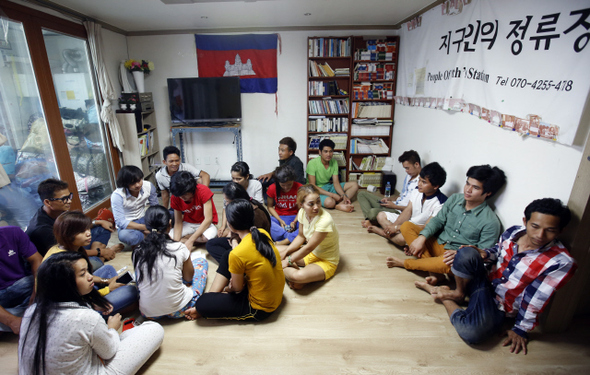과도한 노동시간과 초저임금에 시달리던 캄보디아 농·축산업 이주노동자들이 경기도 안산 ‘지구인의정류장’에서 짧은 쉼을 얻고 있다. 정용일 기자 yongil@hani.co.kr