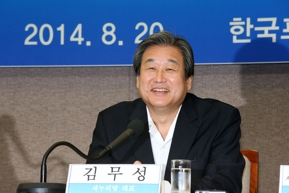 김무성 새누리당 대표가 20일 서울 태평로 한국프레스센터에서 열린 초청 관훈토론회에 참석해 패널들의 질문에 답하고 있다. 류우종 wjryu@hani.co.kr