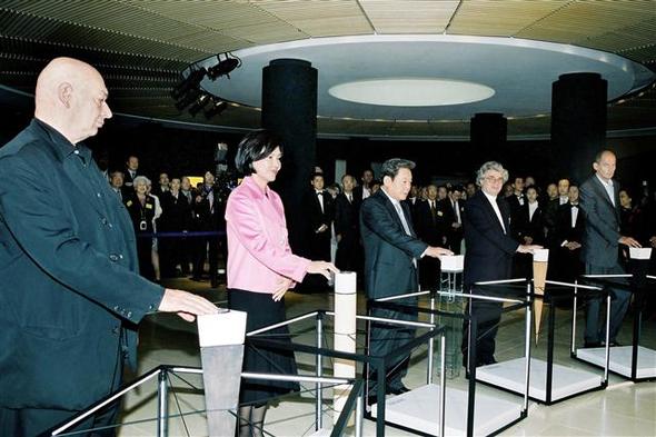 2004년 10월13일 개관식 때 이건희 회장과 홍라희 관장, 참여 건축 거장들이 점등 버튼을 누르는 모습. <한겨레> 자료사진, 리움 제공