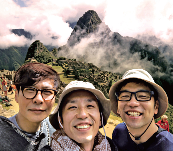 〈꽃보다 청춘〉에서 9박10일 동안 페루에 갑자기 던져진 윤상·유희열·이적(왼쪽부터), 세 ‘늙다리 청춘’은 셀카봉을 들고 다니며 어디서나 셀카를 찍는다.  CJ E&M 제공