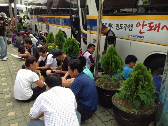 세월호 희생자 가족대책위와 시민들이 23일 종로구 청운동 주민센터 앞에서 세월호 특별법 제정 등과 관련한 박근혜 대통령의 답변을 기다리며 철야 농성을 벌였다. 이종근 기자 root2@hani.co.kr