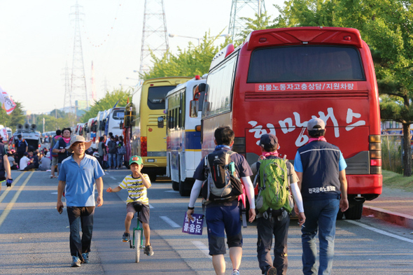 지난해 7월20일 사내하청 노동자의 정규직 전환을 요구하며 두 명의 노동자가 고공농성을 벌이고 있는 현대자동차 철탑농성장 앞에 6차 희망버스 참가자들이 속속 도착하고 있다.  울산/김태형 기자 xogud555@hani.co.kr