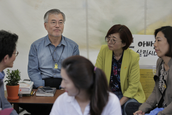 세월호 특별법 제정을 촉구하며 단식중인 문재인 새정치민주연합 의원(가운데)이 24일 오후 서울 종로구 광화문광장 단식농성장에서 은수미 의원(오른쪽) 등과 이야기를 나누고 있다.  김성광 기자 flysg2@hani.co.kr