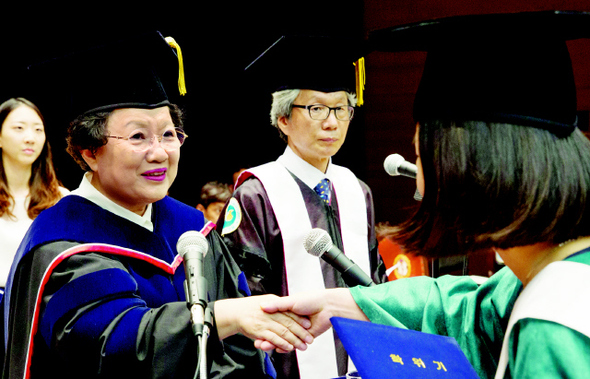 이배용 한국학중앙연구원 원장(왼쪽)과 권희영 대학원장이 22일 오후 경기도 성남시 한국학중앙연구원에서 열린 2014년도 후기 학위수여식에서 졸업생과 악수하고 있다.  성남/김성광 기자 flysg2@hani.co.kr