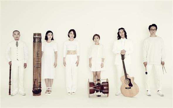 고래야는 우리 토속민요를 현대적으로 재해석한 2집 <불러온 노래>를 최근 발표하고 26~31일 앨범 발매 공연을 한다. 왼쪽부터 김동근(대금·소금·퉁소), 정하리(거문고), 권아신(보컬), 김초롱(퍼커션), 옴브레(기타), 경이(퍼커션). 고래야 제공