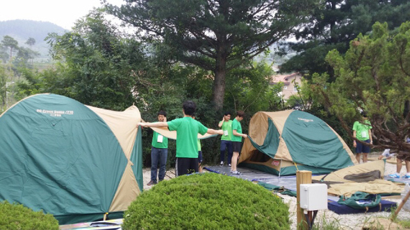 지난 8월10일 인터넷드림마을 치유캠프에 참가한 학생들이 운동장 데크에서 부모님과 함께 하룻밤을 지낼 텐트를 치고 있다. 여성가족부 인터넷드림마을 제공