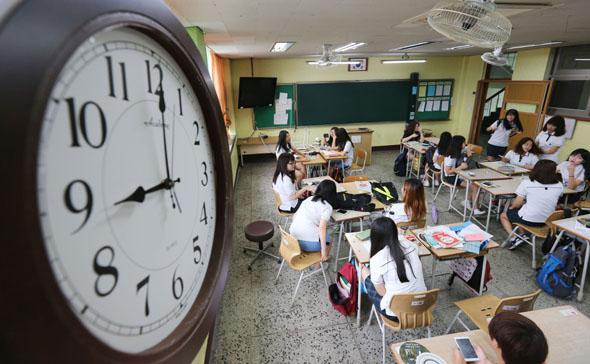 25일 경기도 의정부시 가능동 의정부여자중학교에서 학생들이 9시에 맞춰 등교해 수업을 준비하고 있다. 경기도교육청이 2학기부터 9시 등교 정책 시행계획을 각급학교에 통보한 이후 첫 사례다. 2014.8.25(의정부=연합뉴스)