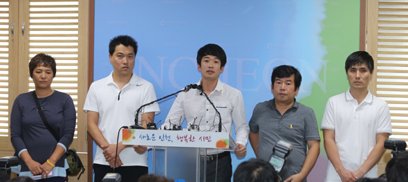 세월호 일반인 희생자 유가족대책위원회는 세월호 특별법 처리를 위한 여야 원내대표의 재합의안을 수용한다고 25일 밝혔다. 대책위는 이날 인천시청에서 기자회견을 열고 “일반인 유가족은 여야가 재합의한 특별법안을 수용한다”며 “세월호 특별법은 반드시 제정돼야 한다”고 강조했다. 2014.8.25 연합뉴스