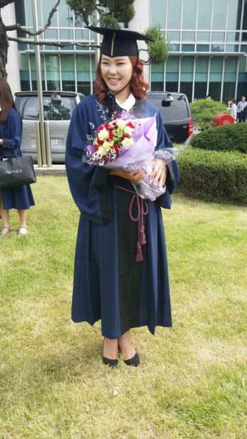 세계권투협회(WBA) 챔피언인 최현미씨가 성균관대 후기 학위수여식에서 학사모를 썼다.