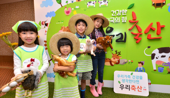 축산자조금연합(한돈·한우·우유·닭고기·계란·오리·육우·양봉·사슴)은 25일 ‘축산물 및 축산업 인식개선 캠페인’ 발대식을 열었다. 연합은 다큐멘터리 제작, 어린이 대상 교재 개발, 심포지엄과 강연 등 축산에 대한 바른 정보와 미래 가치 증진을 위한 광범위한 캠페인 활동을 펼친다.