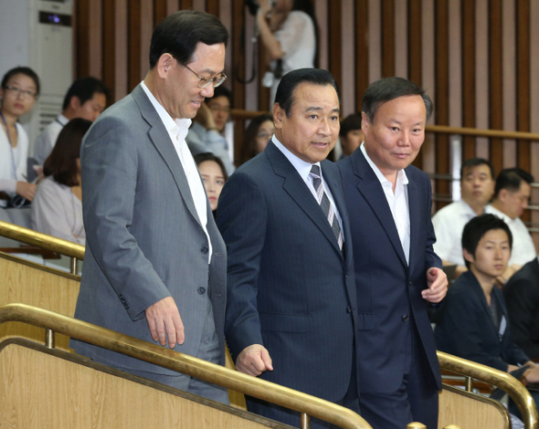 새누리당 이완구 원내대표(가운데)와 지도부가 26일 오전 국회에서 열린 새누리당 원내대책회의에 참석하기 위해 들어서고 있다.   이정우 선임기자 woo@hani.co.kr