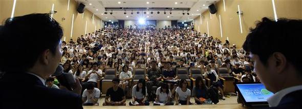 27일 오후 서울 마포구 대흥동 서강대학교에서 열린 ‘제12회 인크루트 채용설명회’에 많은 대학생과 구직자들이 참여해 기업 인사 담당자의 설명을 듣고 있다. 이번 채용설명회는 1600여개 상장사의 채용 동향과 취업준비생의 대응 전략을 소개했다.  연합뉴스