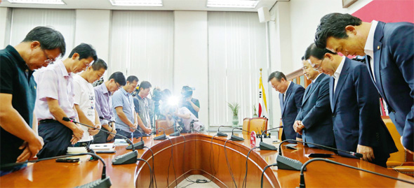 세월호 참사 희생자·실종자·생존자 가족대책위원회 대표단과 새누리당 원내지도부가 27일 오후 국회 새누리당 원내대표실에서 2차 회동에 앞서 가족대책위의 제안으로 희생자에 대한 묵념을 하고 있다. 국회사진기자단